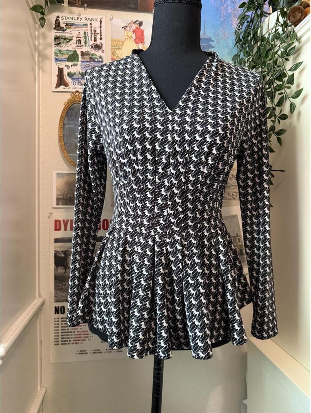 Ann Taylor Petite Black White Leaf Print Peplum Top
